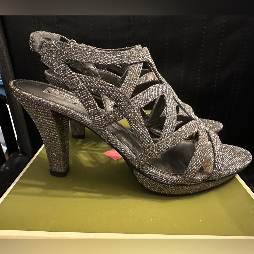 NATURALIZER DANYA OPEN TOE SILVER GLITTER PLATFORM SANDAL HEELS